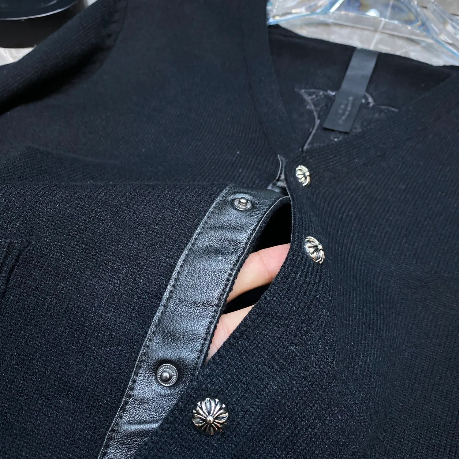 P296 Chrome Hearts 🍁Sweater series🍁 New V-neck buttoned cardigan sweater for autumn and winter. Selected high-quality wool blended knitted fabrics. Tajima machine embroidery➕ Heavy cross sheepskin patchwork craftsmanship. Total size 17 pieces of patchwork➕Customized silver-proof lattice buckle. Non-market ordinary version. 🏷Three standards complete🏷 🌈Recommended colors: black white🌈